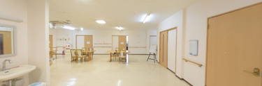 開放的で清潔な施設の内観