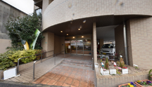 介護施設の建物と入口付近