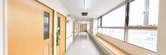 穏やかな雰囲気の施設の通路
