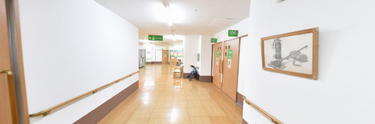 介護施設内の明るい廊下