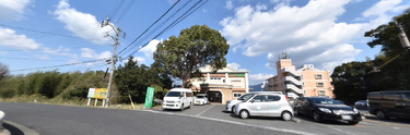 広々とした静かな介護施設前