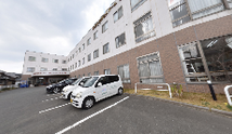 介護施設の外観と駐車場