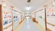 介護施設の廊下と各部屋の入口