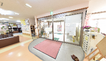 広々とした介護施設の受付エリア