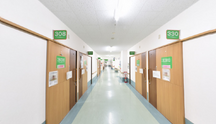 開放感ある介護施設の内部