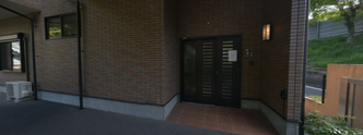 明るい介護施設のエントランス