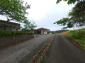 緑豊かな環境の施設入口