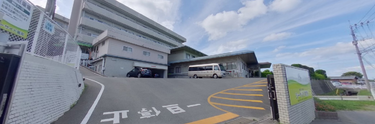 明るく広い介護施設入口