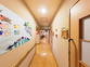 手入れが行き届いた施設内の廊下