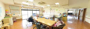 ケア施設内の共有スペースと廊下
