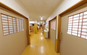 温もりある和風の廊下