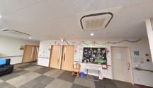 介護施設の共有スペースの全景