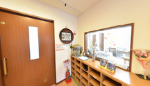 介護施設の受付と廊下