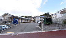 清潔で広々とした施設外観