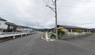 緑豊かな住宅地の道路です