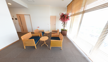 介護施設内の広々としたロビー