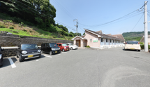 介護施設外観と職員用駐車場
