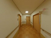 ケア施設の明るい廊下