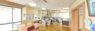 明るく広々とした介護施設内