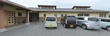 介護施設の駐車場と建物