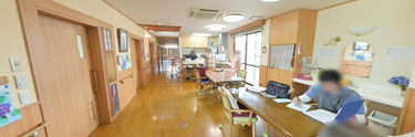 広々とした居間でのふれあい