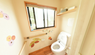 手すり付きのトイレ設備