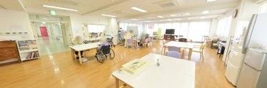 介護施設内の食堂とデイルーム