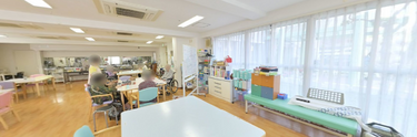 介護施設の明るい共用ラウンジ