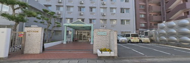きれいでモダンな介護施設入口