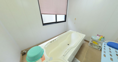 介護施設の広々としたバスルーム