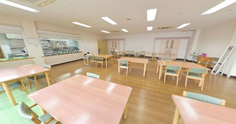 広々とした介護施設内食堂