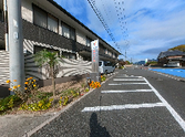 建物の外観と駐車場