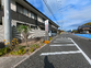 建物の外観と駐車場