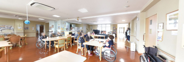 介護施設内の居住スペースと廊下