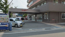 介護施設の入口と外観