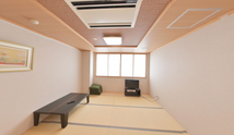 介護施設の広々とした居間