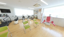 清潔で整備されたリハビリ室