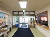 受付前の広々としたエントランス