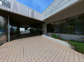 広々とした建物の入口