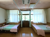 明るい光の差し込む居室