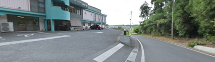 介護施設の外観と駐車場