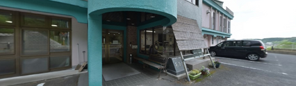 介護施設の外観と駐車場