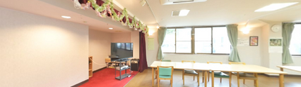 介護施設の共有リビングの全景