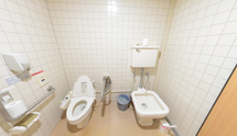 手すり付きのトイレ設備