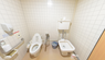 手すり付きのトイレ設備