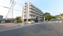 介護施設外観と住宅地の風景