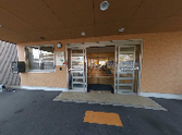 広い駐車場のある施設前
