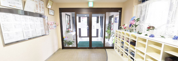 広々とした介護施設の受付エリア