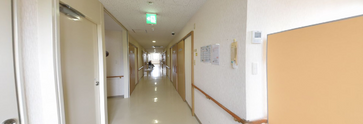 介護施設内の通路と出入口