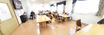 介護施設の食堂とキッチンの風景